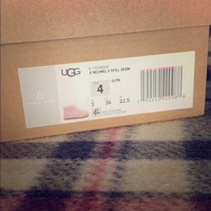 Ugg kids Size 4, Neumel II Spill Seam